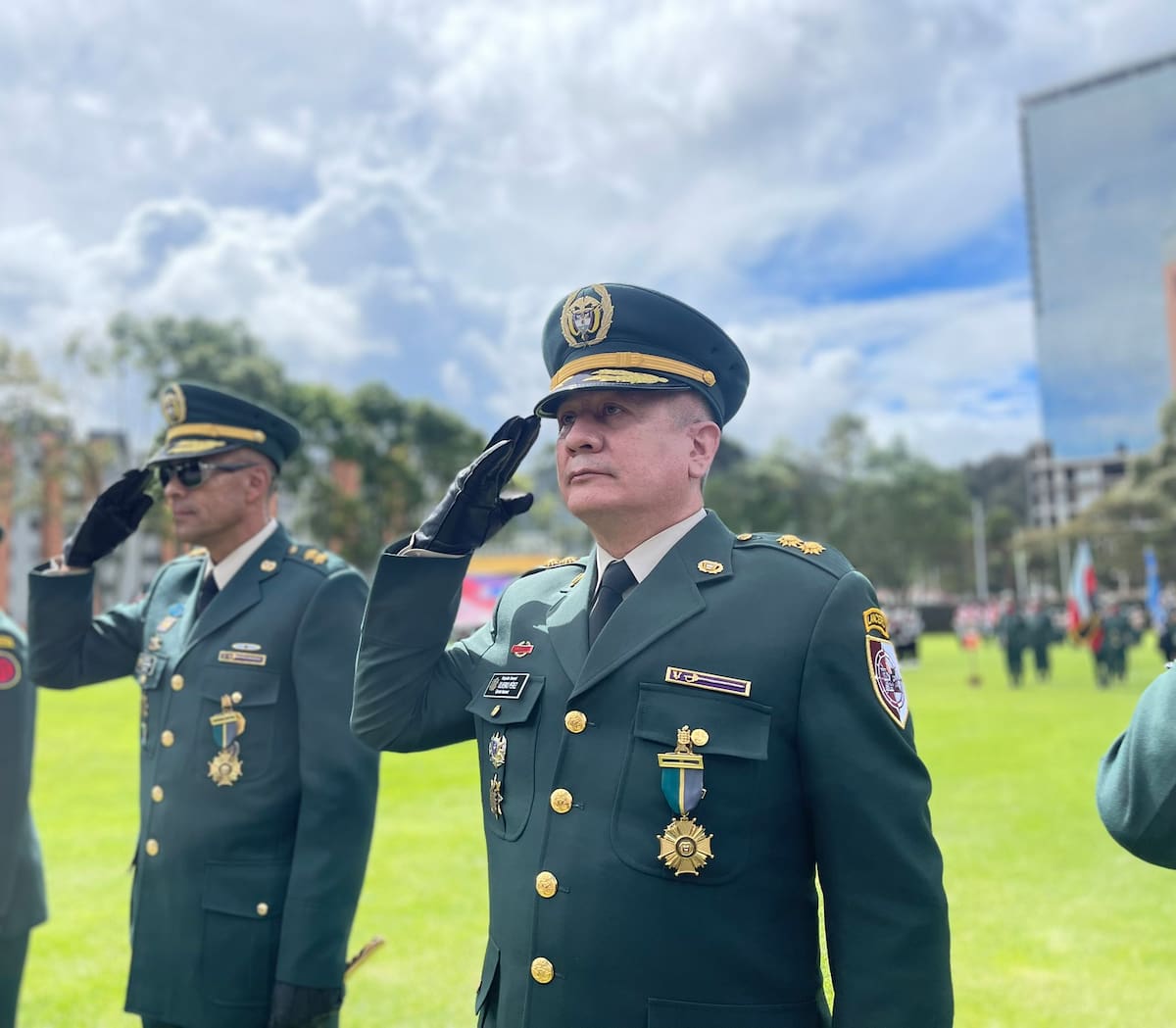 El señor BG. Olveiro Pérez Mahecha, fue denunciado por un soldado por ponerlo a prestarle seguridad a su esposa.