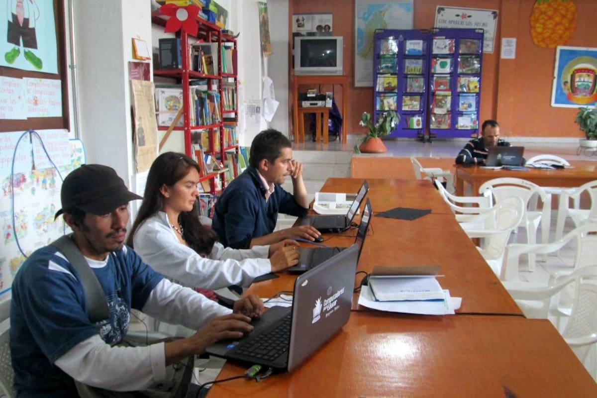 El alcalde de Guavatá dijo que la biblioteca cuenta con buena dotación en libros y equipos de cómputo con el fin de que la comunidad se acerque y aproveche todos los servicios. (Foto: Suministrada/VANGUARDIA LIBERAL )