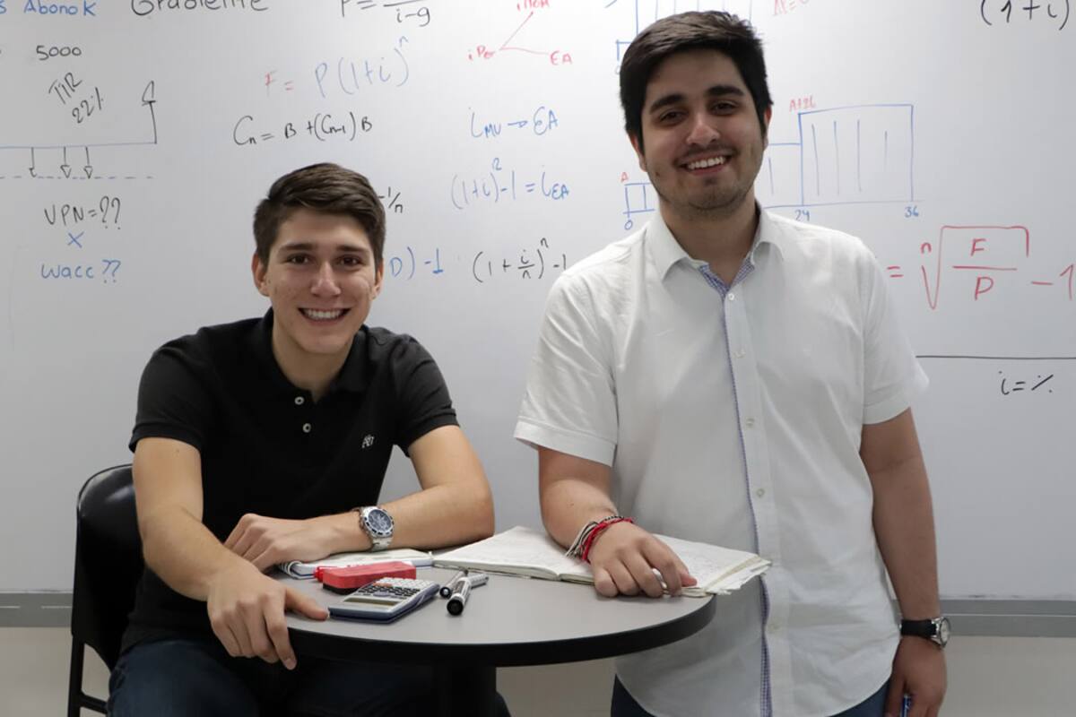 Diego Madrid Aristizábal (izquierda) y Santiago Mancilla (derecha) tercer puesto Concurso Matemáticas Financiera. (Foto: Suministrada)