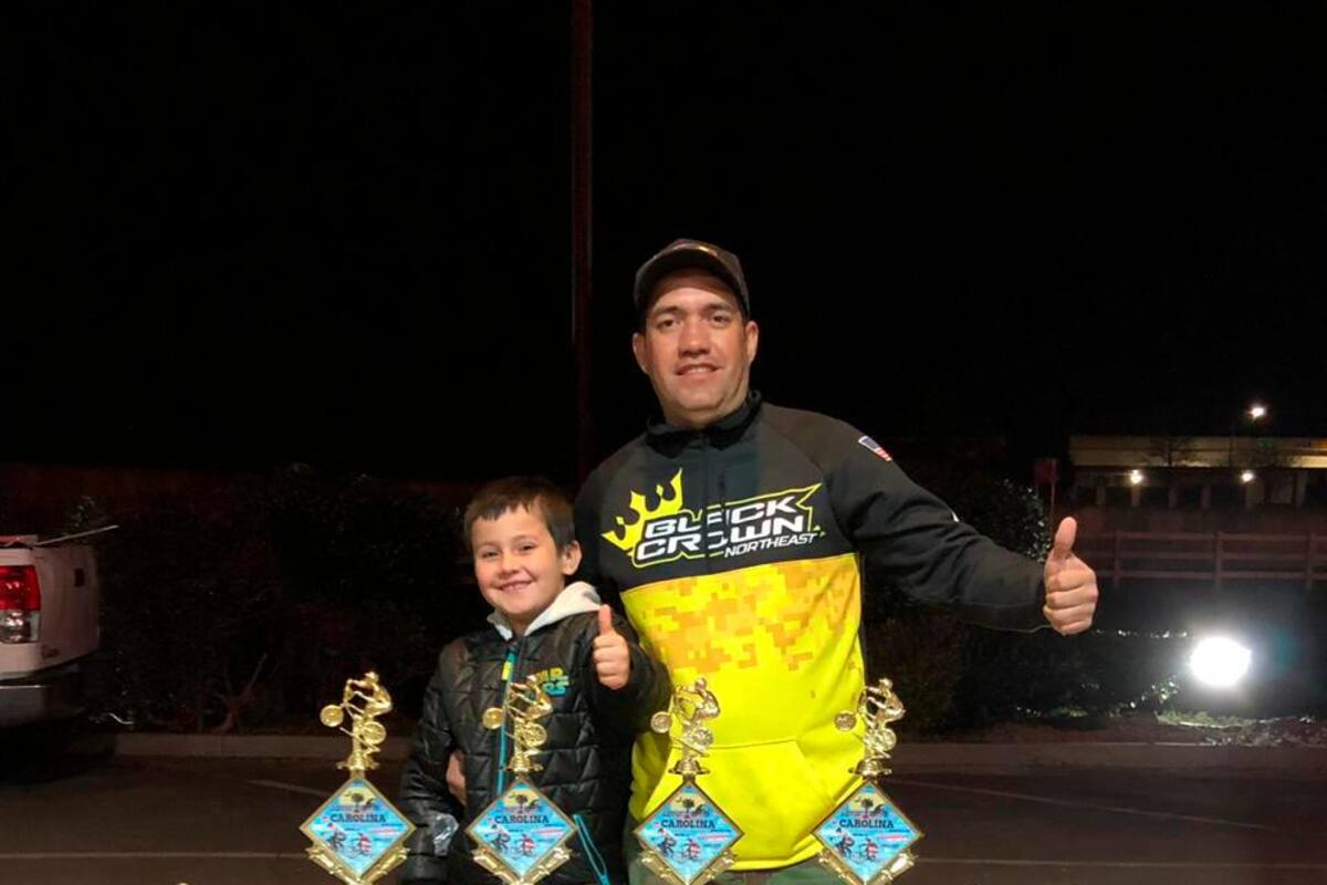 Los pilotos santandereanos Raúl Cardozo y Raphael Quintero posan junto a los trofeos conseguidos el fin de semana en las competencias disputadas el fin de semana en Rock Hill, Estados Unudos.