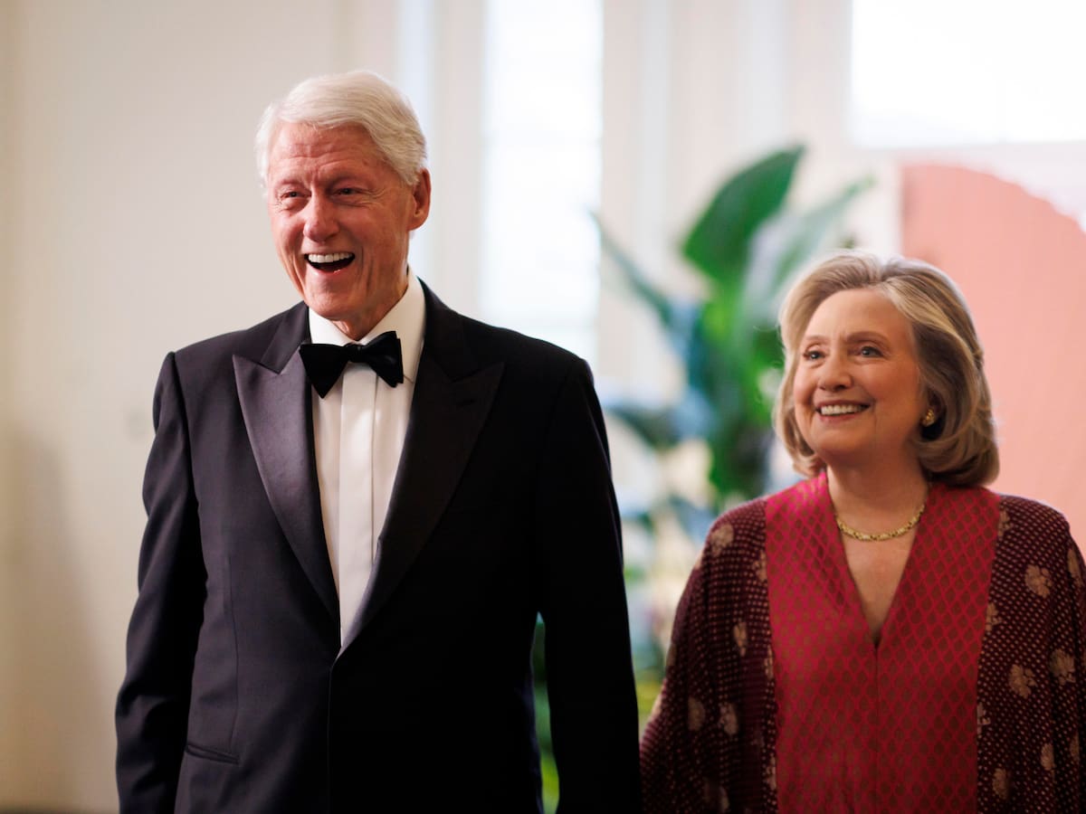 Fotografía de archivo del expresidente Bill Clinton y la excandidata demócrata a la Casa Blanca Hillary Clinton. // EFE/Ting Shen.