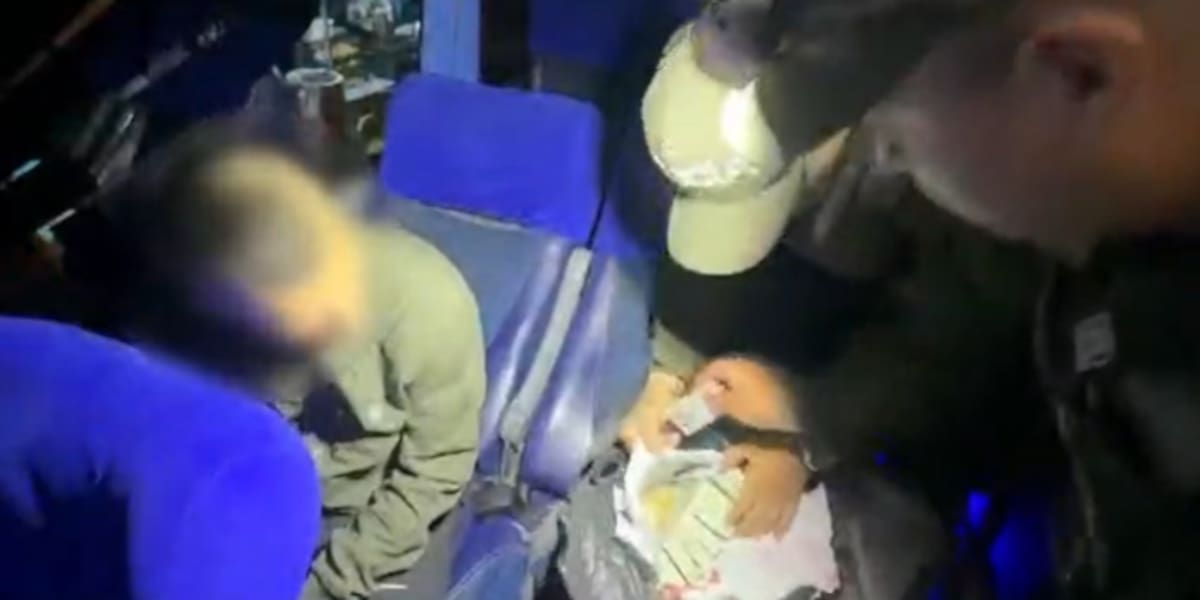 Cayó joven que transportaba fajos de billetes falsos en una vía del Valle del Cauca. Foto: Gobernación de Valle del Cauca
