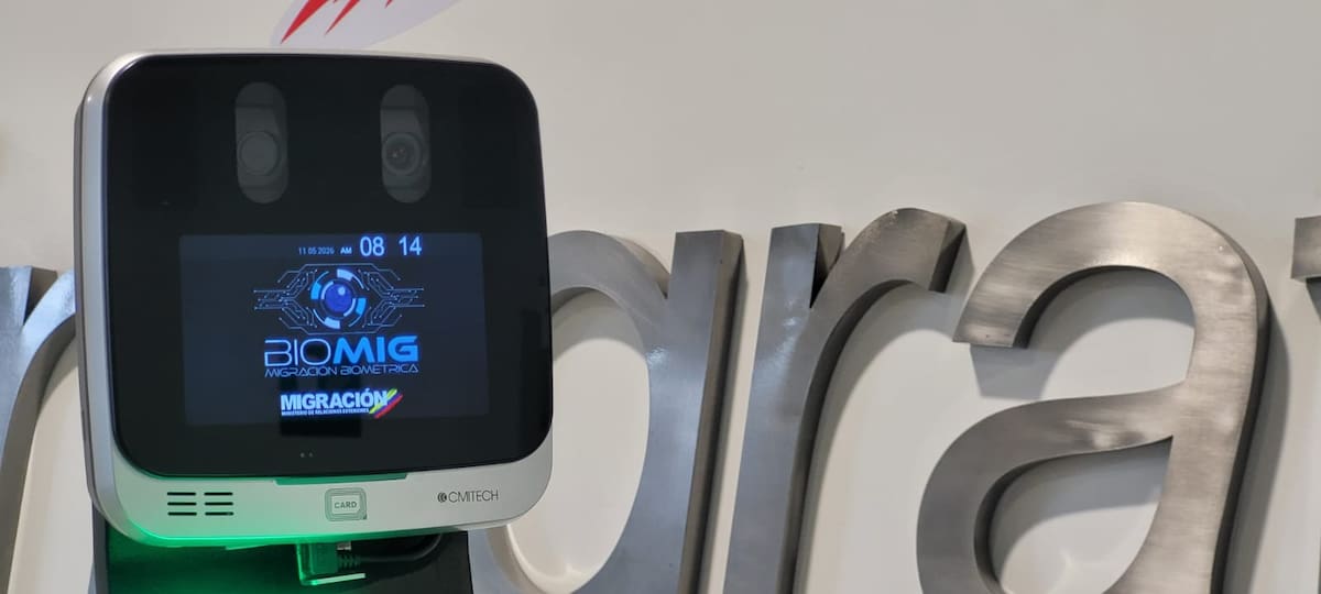 Con una inversión superior a los 1.000 millones de pesos, la Gobernación de Santander dotó a Palonegro de tecnología biométrica para agilizar el control migratorio de los más de 24.000 viajeros internacionales que han transitado por el terminal en lo corrido de 2026. Foto: Franz Rey