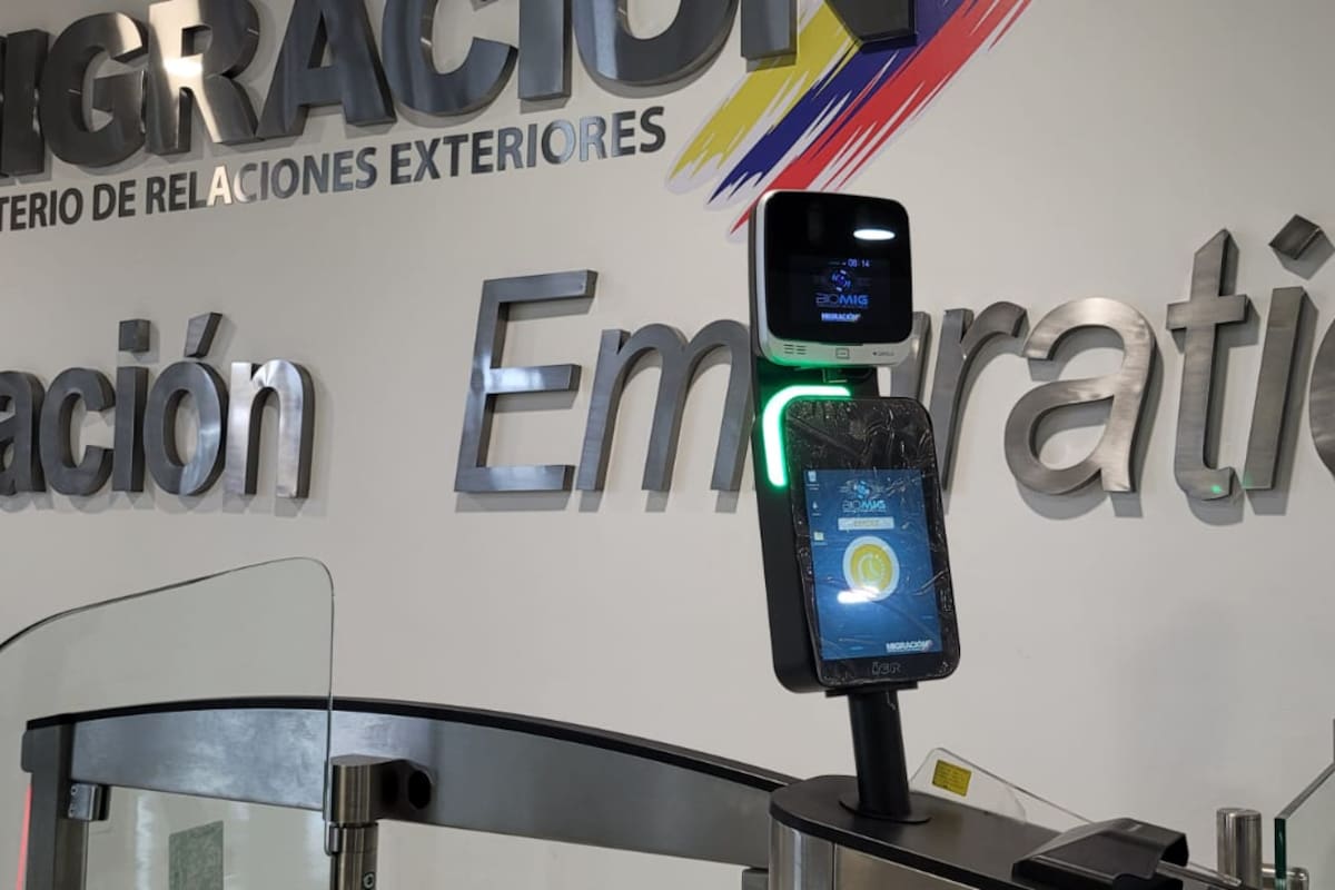 El sistema BIOMIG, entregado este lunes en el Aeropuerto Internacional Palonegro, permite identificar a los viajeros en cerca de 30 segundos mediante reconocimiento de iris, huella y rostro. Foto: Franz Rey