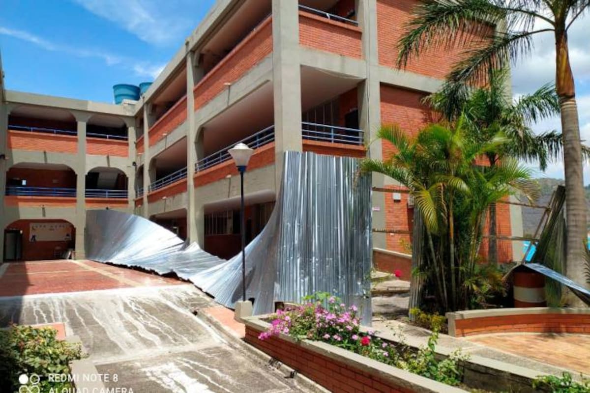 Bloque del Colegio San Carlos de San Gil completa seis años cerrado.