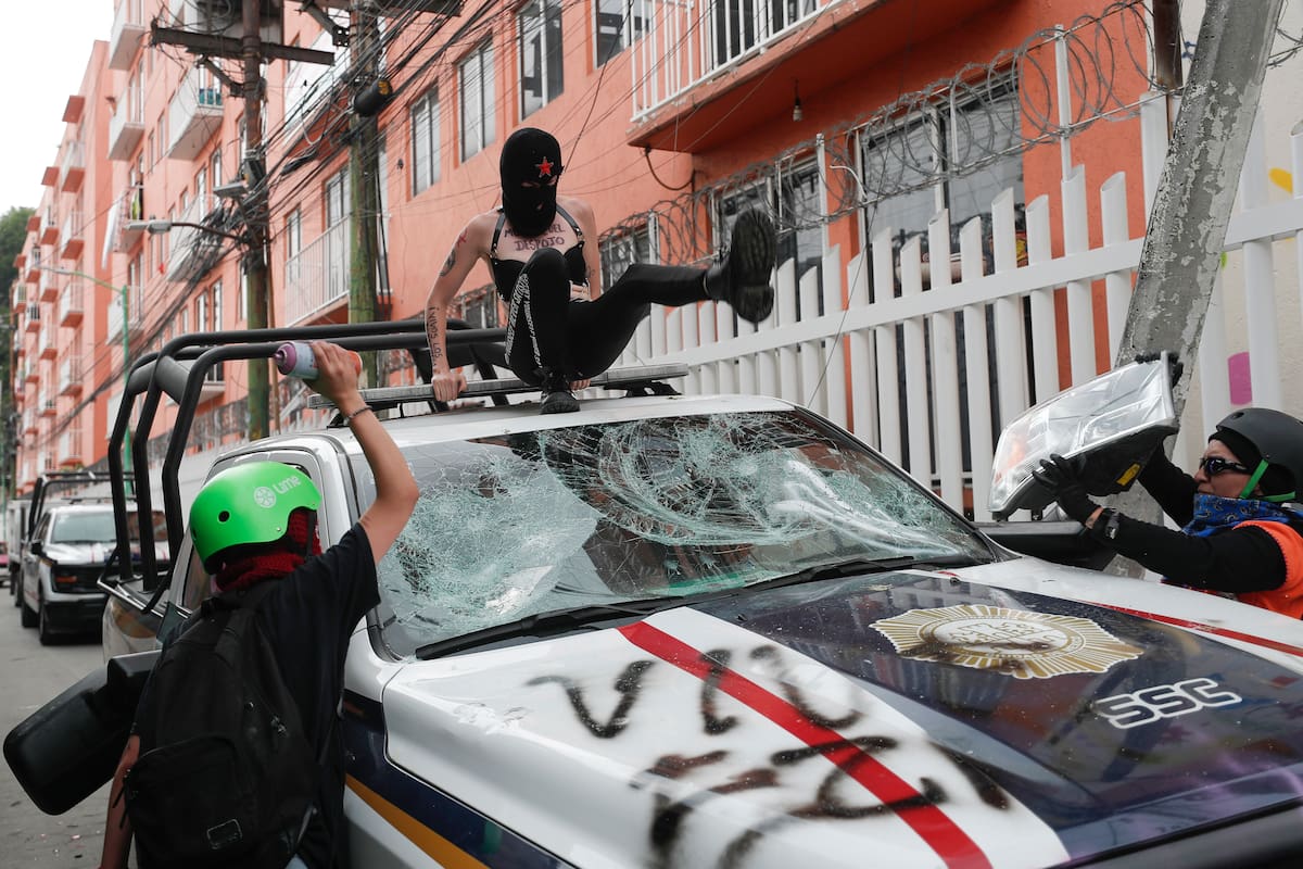 MEX5635. CIUDAD DE MÉXICO (MÉXICO), 11/06/2026.- Integrantes del 'Bloque negro' participan en una manifestación durante el primer día del Mundial de la FIFA 2026, este jueves en Ciudad de México (México). EFE/ Isaac Esquivel