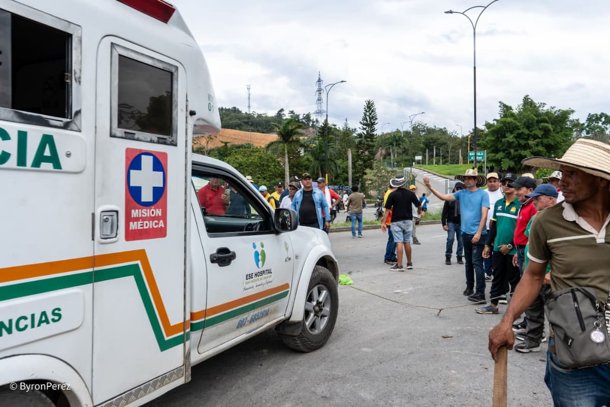 Pacientes enfrentan largas caminatas, múltiples transbordos y altos costos para llegar a sus citas médicas en medio de los bloqueos en la vía Barrancabermeja–Bucaramanga.
Vanguardia