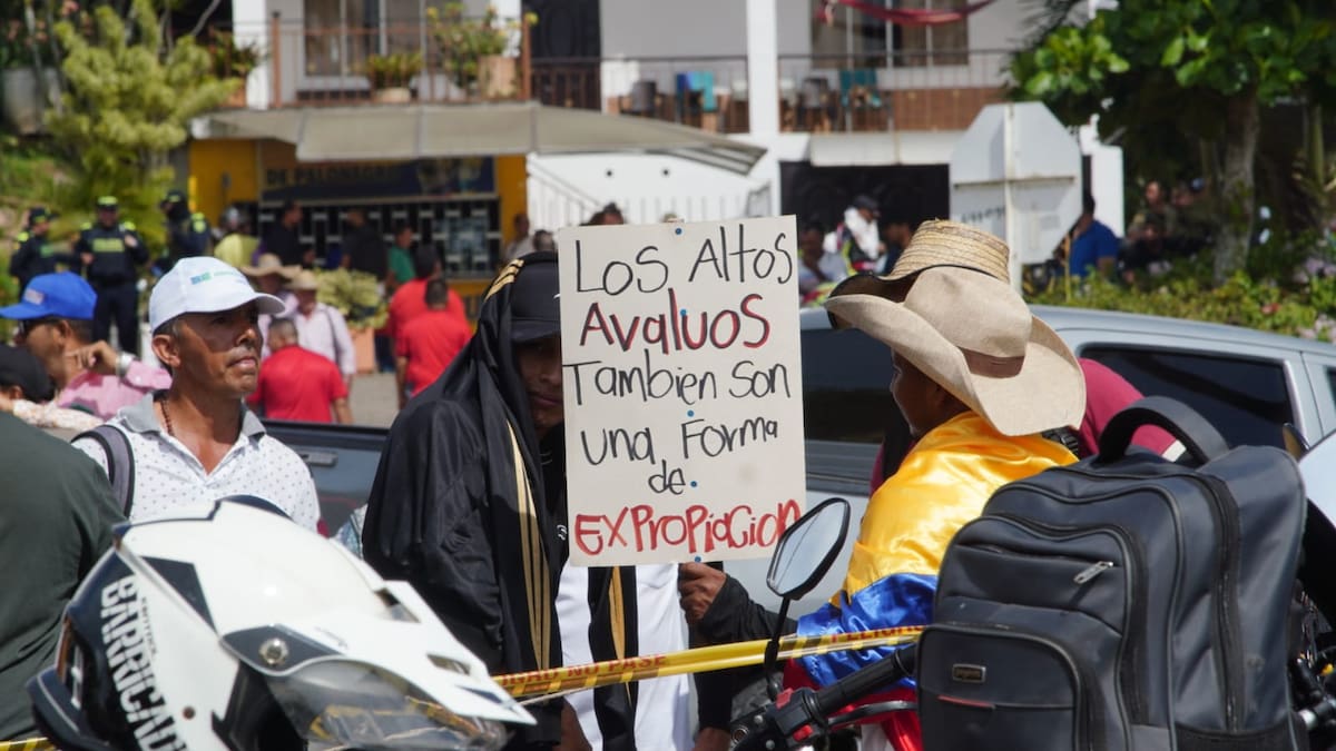 Los ciudadanos protestan por el aumento en los avalúos catastrales y por la 'disparada' de los cobros del impuesto predial. (Foto: Marco Valencia / VANGURDIA)
