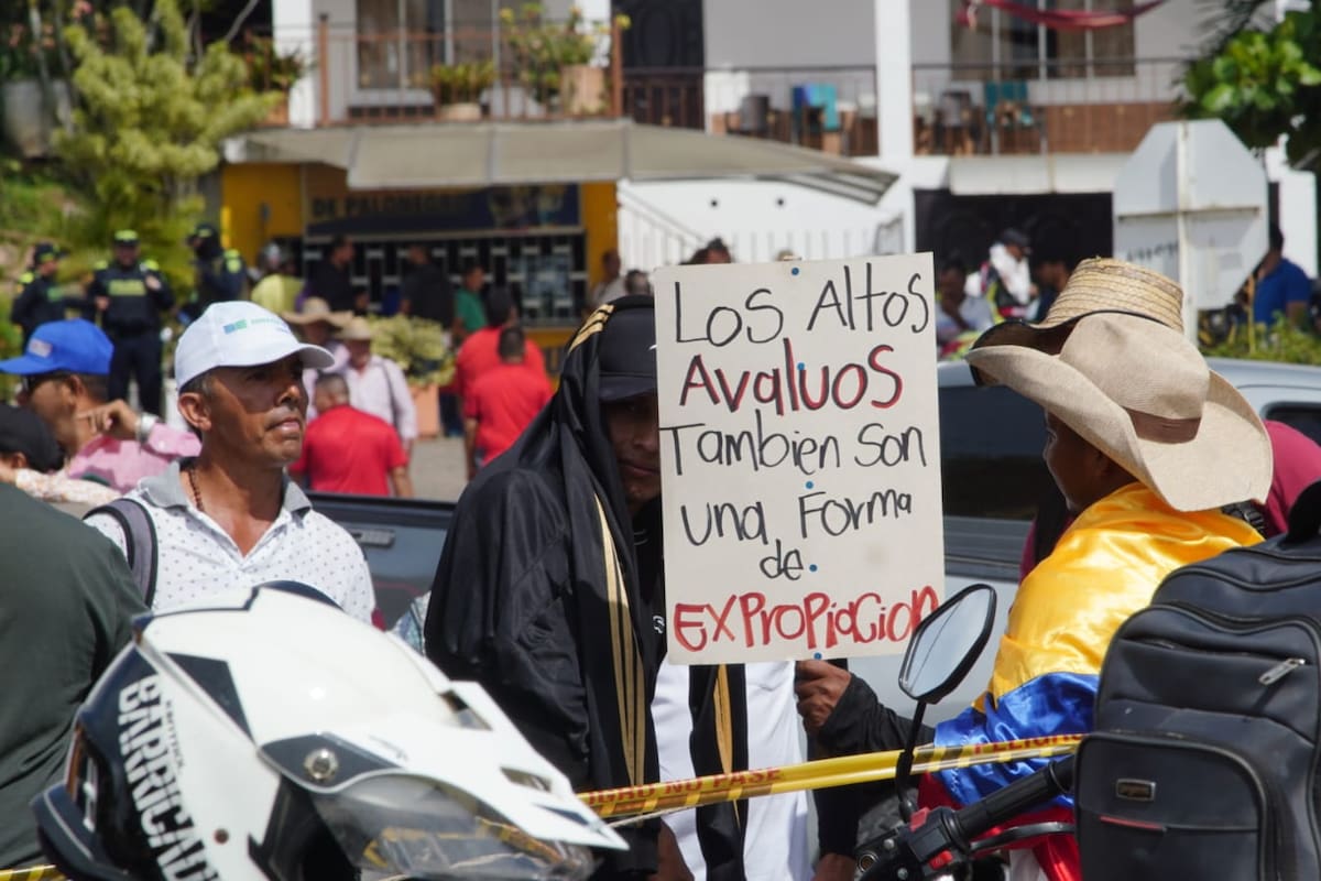 Los ciudadanos protestan por el aumento en los avalúos catastrales y en la disparada de los cobros del impuesto predial. (Foto: Marco Valencia / VANGURDIA)