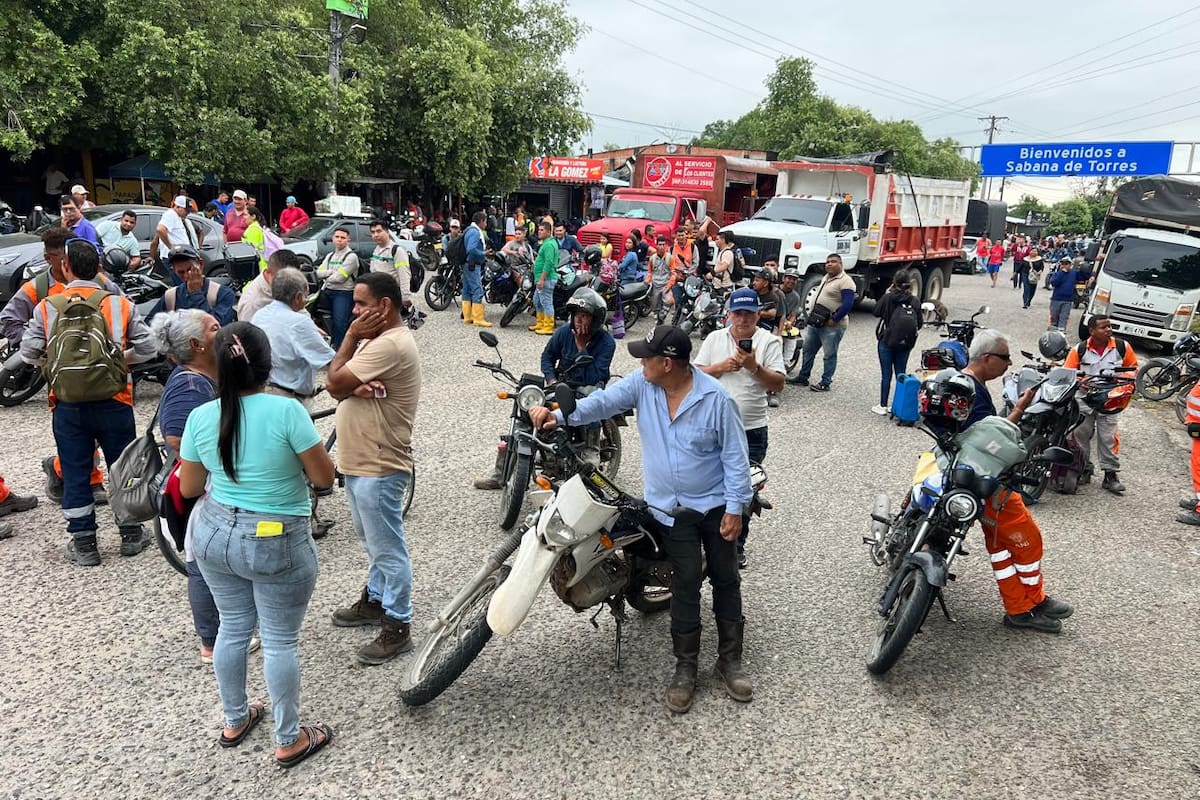 Manifestantes mantienen el bloqueo en el peaje de Lebrija tras el fracaso de las negociaciones en Bogotá por el incremento en los avalúos catastrales.