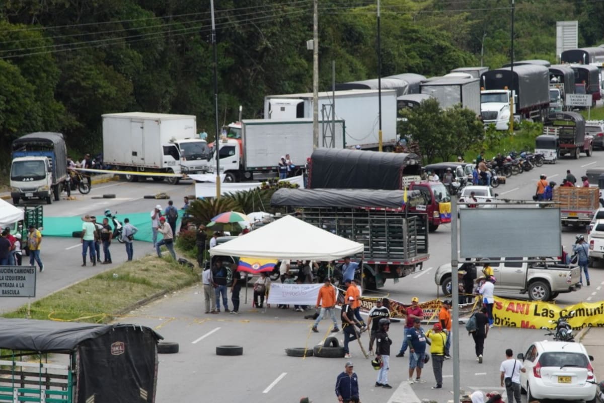 Bloqueos en la vía al Aeropuerto Palonegro (Marco Valencia / VANGUARDIA)