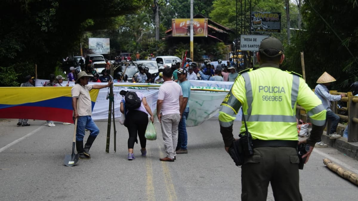 El bloqueo se registra en el sector de El Buey, en Piedecuesta.
Foto: Marco Valencia / VANGUARDIA.