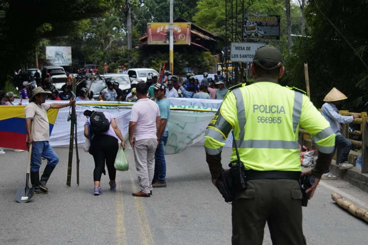 El bloqueo se registra en el sector de El Buey, en Piedecuesta.
Foto: Marco Valencia / VANGUARDIA.