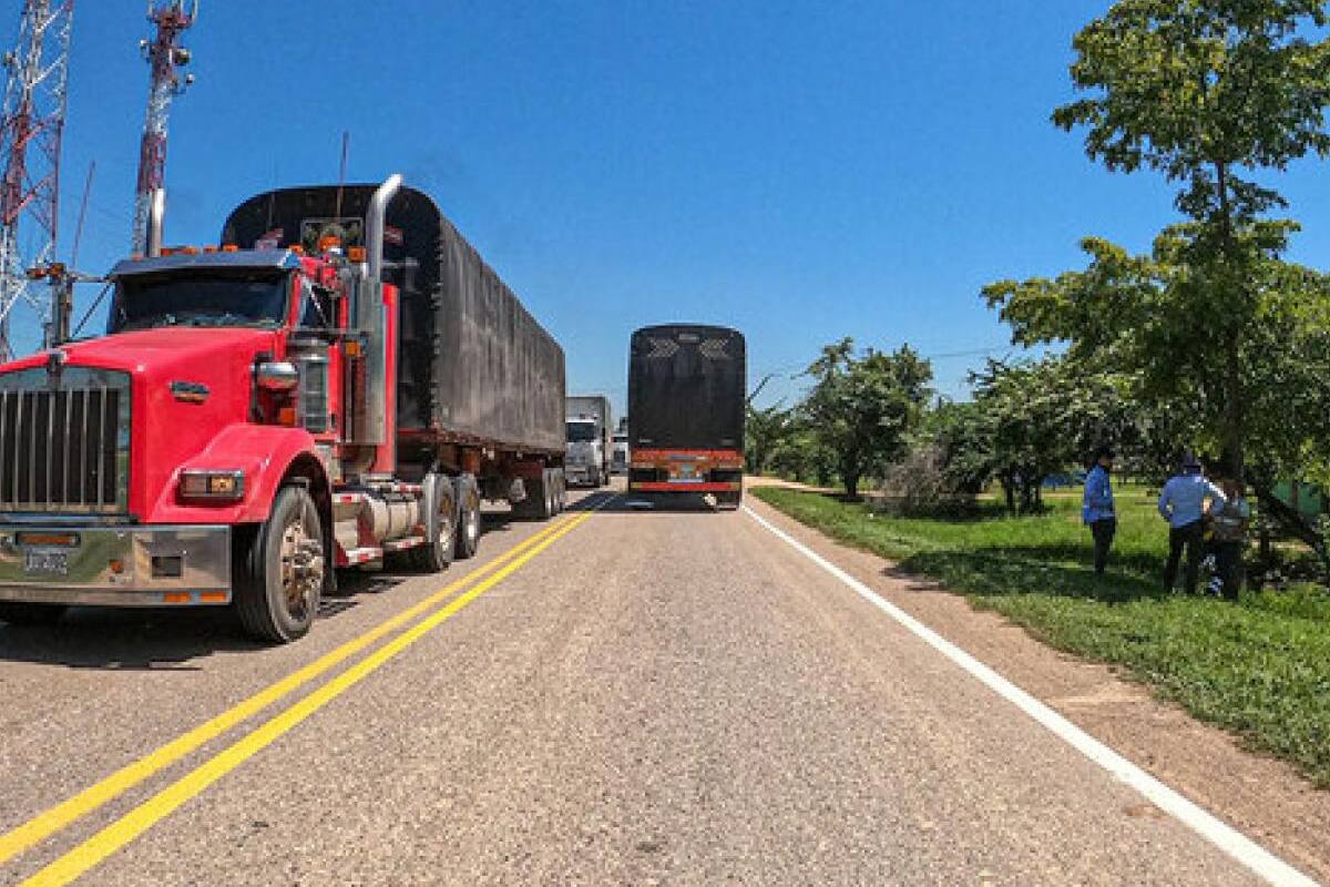 La vía que conecta Bucaramanga con la Costa Atlántica permanece cerrada, con paso intermitente, debido a una protesta de ciudadanos en contra de la construcción de un relleno sanitario.