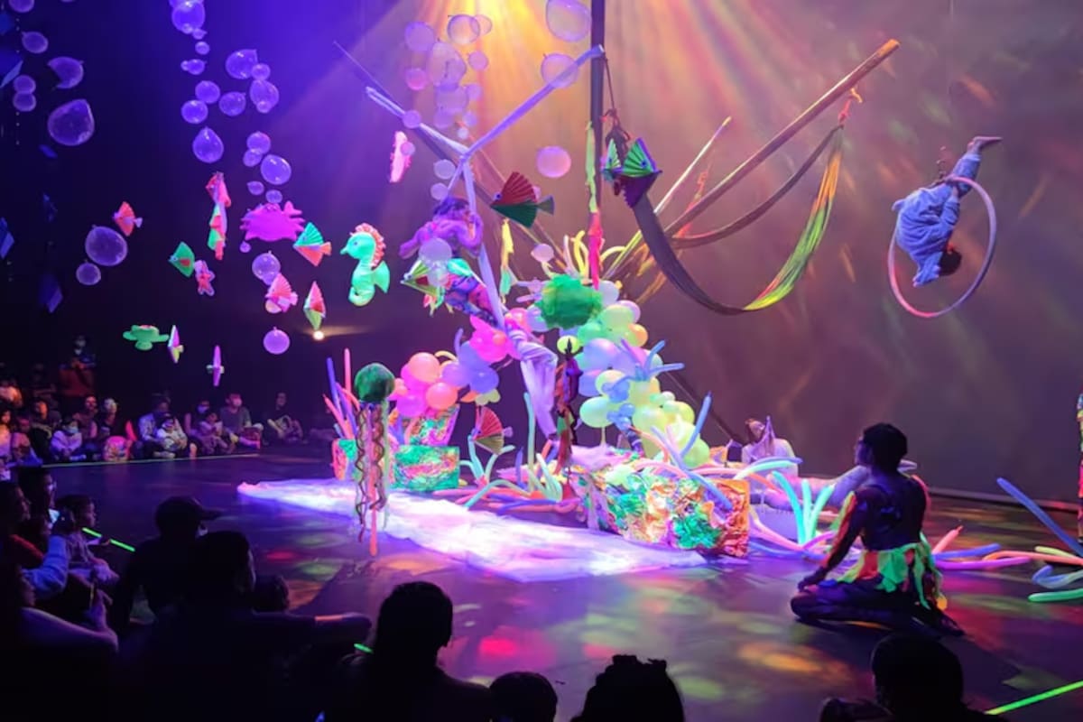 Blue, una obra de la compañía de teatro Arte a Tiempo, está basada en el relato infantil El pez arcoiris de Marcus Pfister. / Archivo