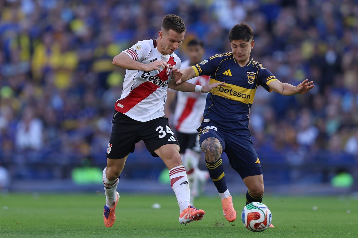 AMDEP8930. BUENOS AIRES (ARGENTINA), 09/11/2025.- Tomás Belmonte (d) de Boca disputa el balón con Giuliano Galoppo de River este domingo, en un partido del torneo Clausura entre Boca Juniors y River Plate en el estadio de La Bombonera en Buenos Aires (Argentina). EFE/ Adan González
