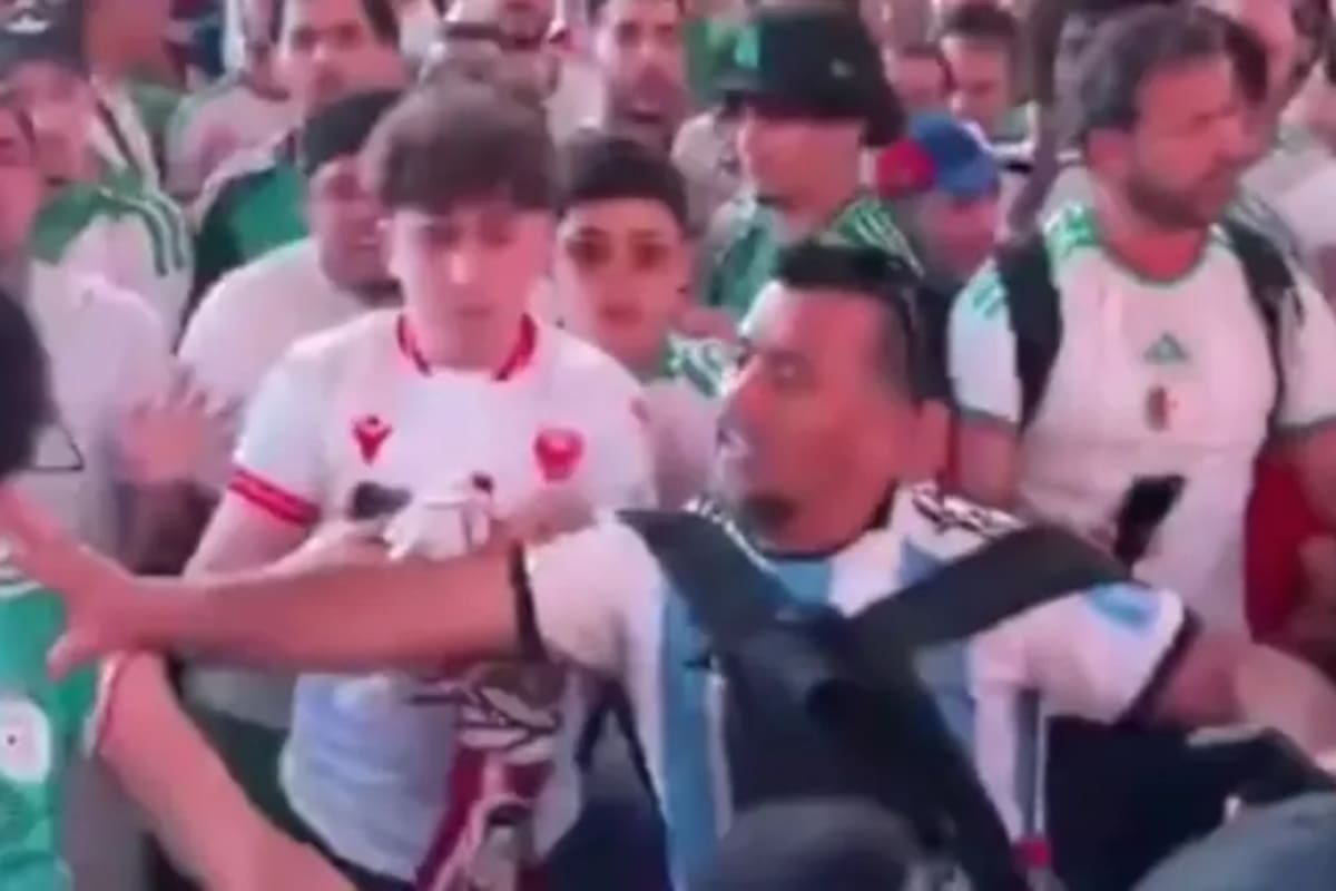 Bochornosa pelea entre hinchas de Argentina y Argelia. Foto: Captura de pantalla