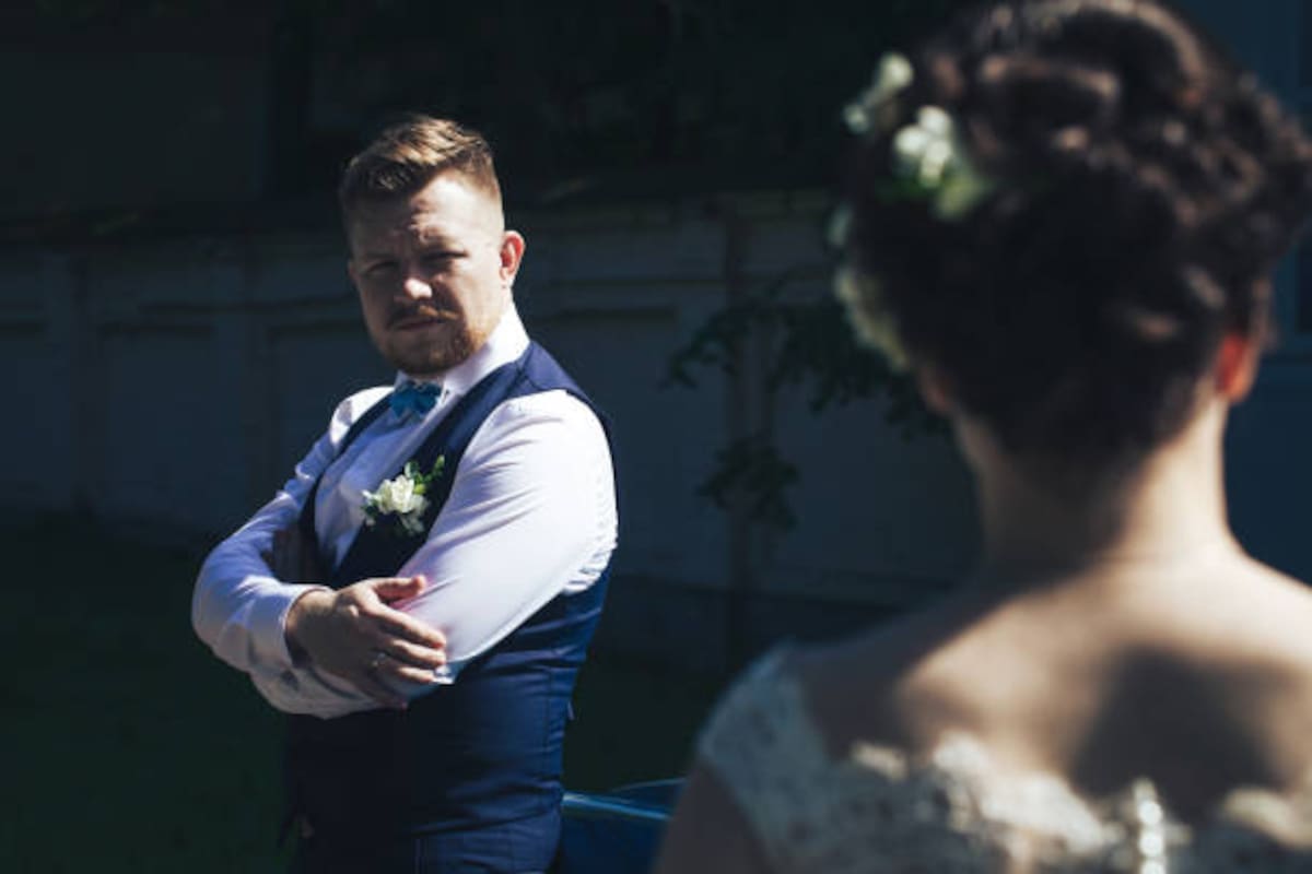 La boda que acabó en batalla campal: exige 40.000 euros, es infiel en los baños y pide el divorcio.