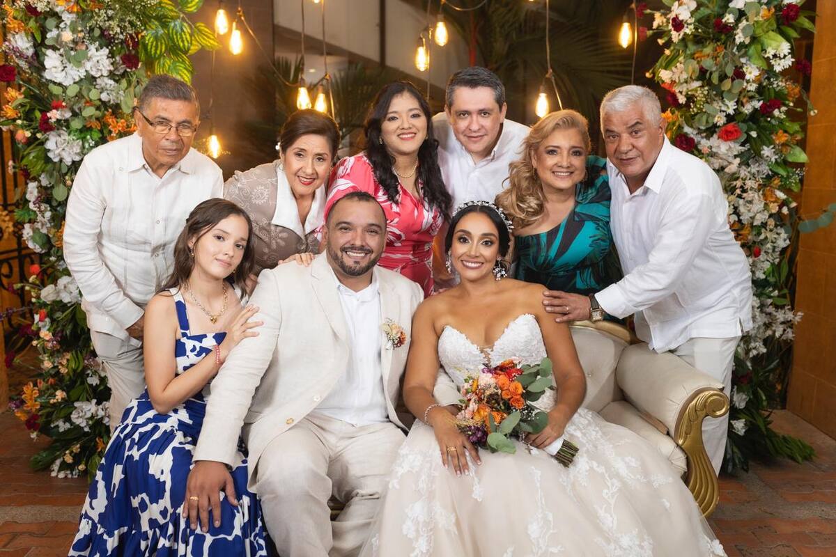 Hernando Villamizar, María Edilma Villabona de Villamizar, Pilar Correa, Germán Gómez, Gladys Rojas, Alirio Correa, Danna Valeria Correa; y la pareja de novios Johan Andrés Correa y María Fernanda Sandoval. Suministrada / VANGUARDIA