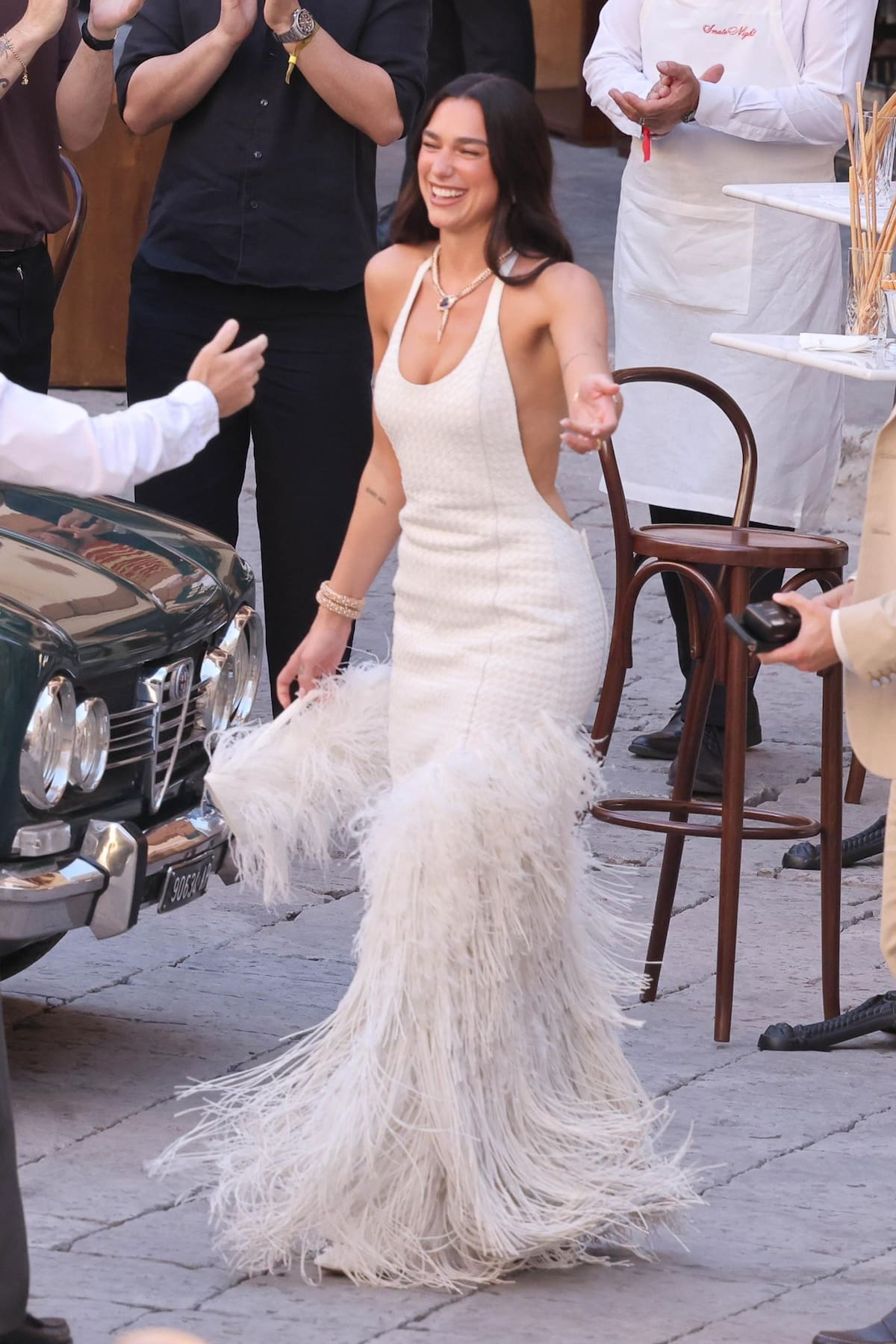 Dua Lipa y Callum Turner ya celebran en Palermo, donde la cantante volvió a conquistar con un elegante look nupcial.