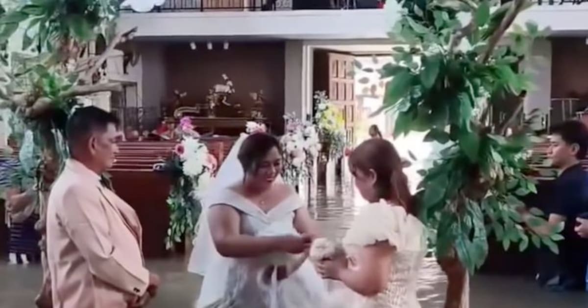 Una pareja sorprendió al continuar con su boda mientras una inundación en Filipinas.