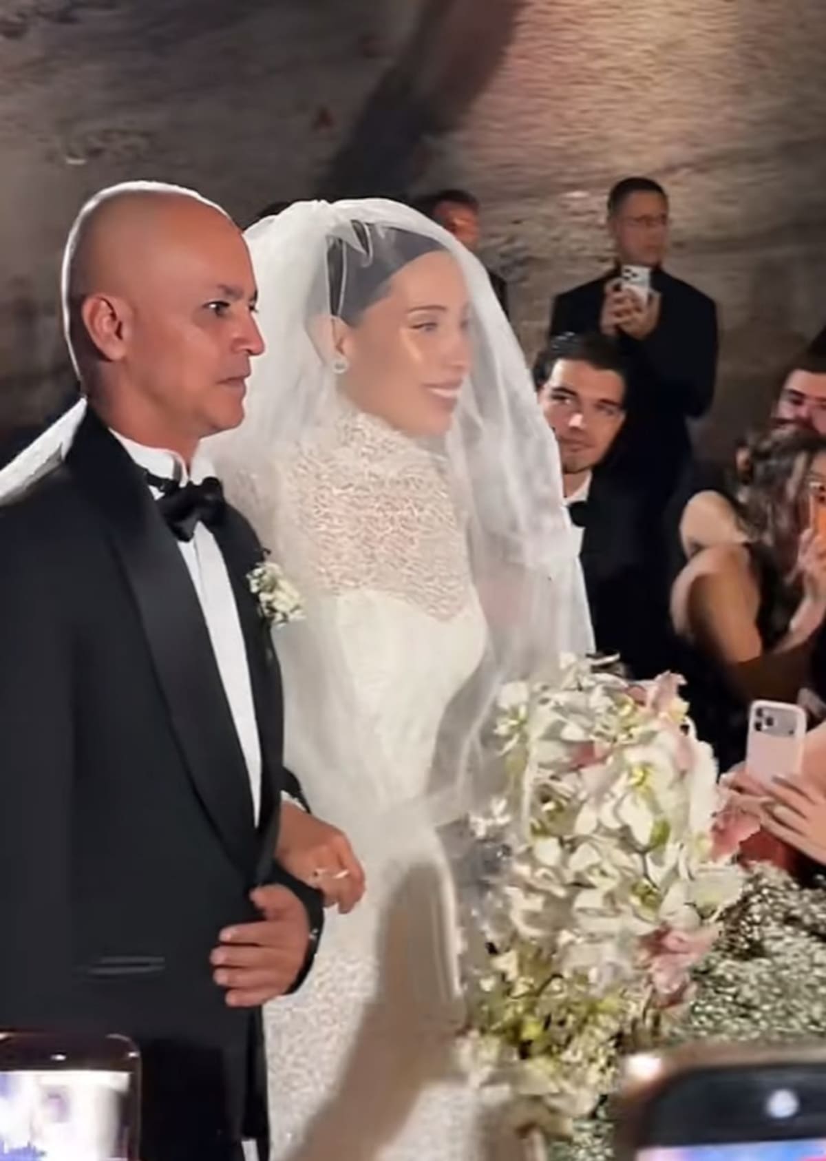 Luisa Fernanda W y Pipe Bueno se casaron en la Catedral de Sal de Zipaquirá. La ceremonia reunió a familiares, amigos y figuras del entretenimiento. La boda fue el 29 de octubre, allí. Captura de video.