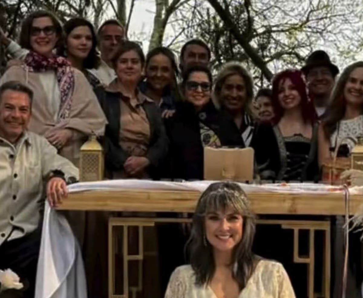 "Hoy me elijo": Silvia Corzo se une a la tendencia de la sologamia y se casa consigo misma en una íntima ceremonia campestre.