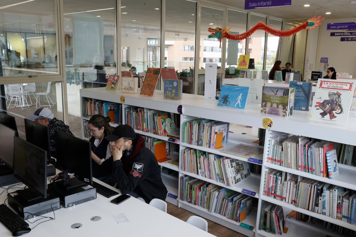 AME8946. BOGOTÁ (COLOMBIA), 19/09/2026.- Personas leen en computadores este miércoles en la biblioteca del Centro Felicidad Chapinero, en Bogotá (Colombia). Bogotá celebra los 25 años de su Red Distrital de Bibliotecas Públicas (BiblioRed), la mayor de Colombia, con el Premio de Alfabetización Rey Sejong de la Unesco, que reconoce su esfuerzo por fomentar la lectura y escritura desde una perspectiva intercultural, multilingüe e incluyente. EFE/ Carlos Ortega