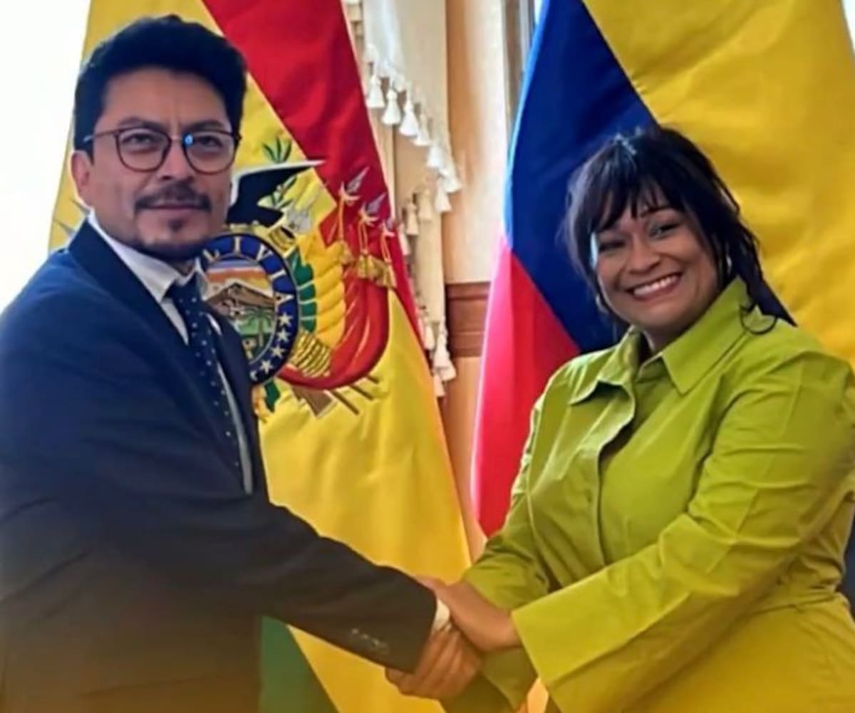 La embajadora de Colombia en Bolivia, Elizabeth García Carrillo, junto a una autoridad boliviana durante un encuentro diplomático previo a la crisis entre ambos gobiernos. La diplomática fue declarada “persona non grata” tras las declaraciones del presidente Gustavo Petro sobre la situación política boliviana.