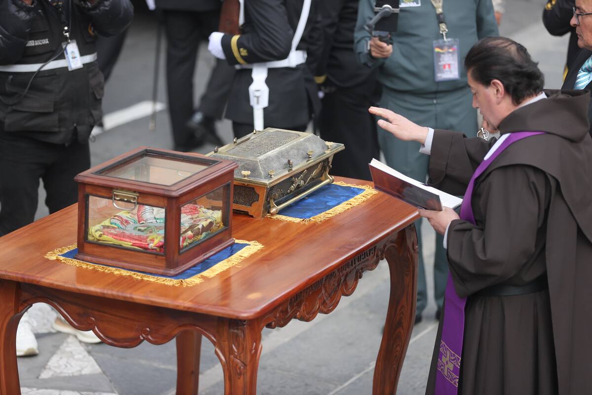 AME6009. LA PAZ (BOLIVIA), 20/03/2026.- Un sacerdote bendice el féretro que contiene los restos del héroe boliviano Eduardo Abaroa este viernes, en La Paz (Bolivia). Bolivia inició los actos oficiales para conmemorar este 23 de marzo los 147 años de la pérdida de su litoral ante Chile con un homenaje a Abaroa, el héroe de la defensa del territorio costero en la llamada guerra del Pacífico. EFE/Luis Gandarillas