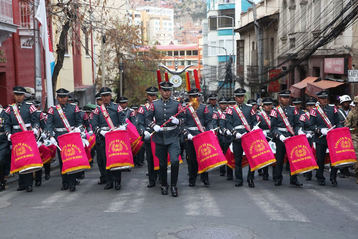 AME6009. LA PAZ (BOLIVIA), 20/03/2026.- Integrantes del Ejército de Bolivia tocan tambores durante un homenaje al héroe boliviano Eduardo Abaroa este viernes, en La Paz (Bolivia). Bolivia inició los actos oficiales para conmemorar este 23 de marzo los 147 años de la pérdida de su litoral ante Chile con un homenaje a Abaroa, el héroe de la defensa del territorio costero en la llamada guerra del Pacífico. EFE/Luis Gandarillas