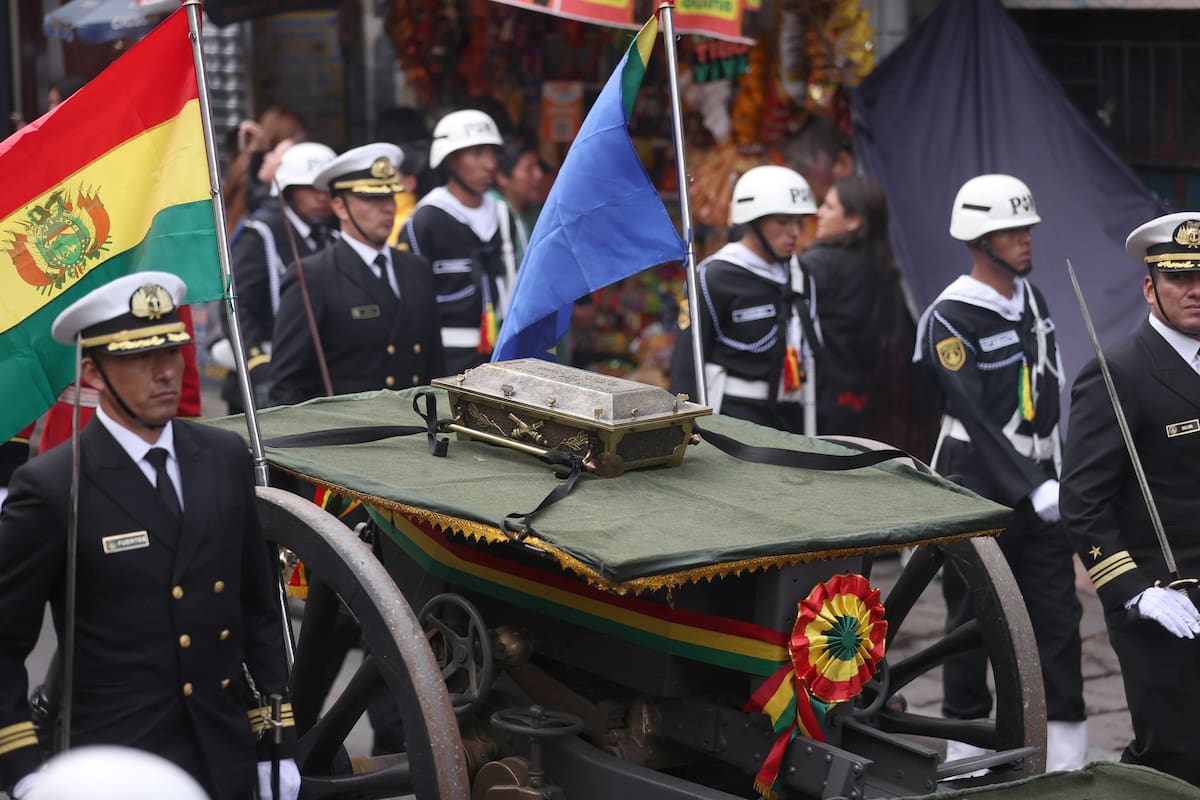 AME6009. LA PAZ (BOLIVIA), 20/03/2026.- Integrantes de la Armada Boliviana transportan el féretro que contiene los restos del héroe boliviano Eduardo Abaroa este viernes, en La Paz (Bolivia). Bolivia inició los actos oficiales para conmemorar este 23 de marzo los 147 años de la pérdida de su litoral ante Chile con un homenaje a Abaroa, el héroe de la defensa del territorio costero en la llamada guerra del Pacífico. EFE/Luis Gandarillas