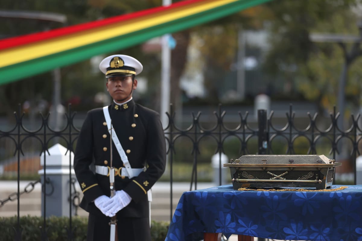 AME6009. LA PAZ (BOLIVIA), 20/03/2026.- Un integrante de la Armada boliviana custodia el féretro que contiene los restos del héroe boliviano Eduardo Abaroa este viernes, en La Paz (Bolivia). Bolivia inició los actos oficiales para conmemorar este 23 de marzo los 147 años de la pérdida de su litoral ante Chile con un homenaje a Abaroa, el héroe de la defensa del territorio costero en la llamada guerra del Pacífico. EFE/Luis Gandarillas