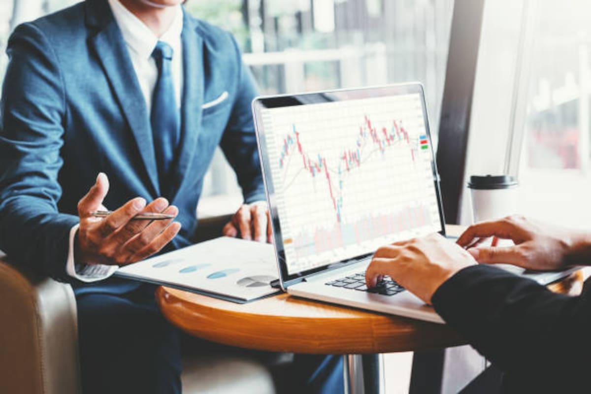 La inversión en bolsa puede complementar alternativas tradicionales como los CDT y la vivienda al permitir acceder a diferentes mercados, sectores y monedas.