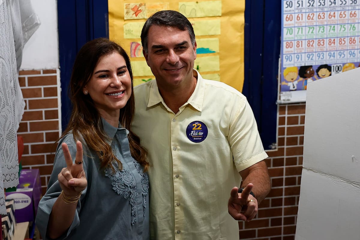 El candidato opositor en las elecciones de Brasil, Flávio Bolsonaro (d) y su mujer Fernanda (i) tras votar este domingo en una escuela de Río de Janeiro, durante en la segunda vuelta de las elecciones presidenciales de Brasil. EFE/André Coelho