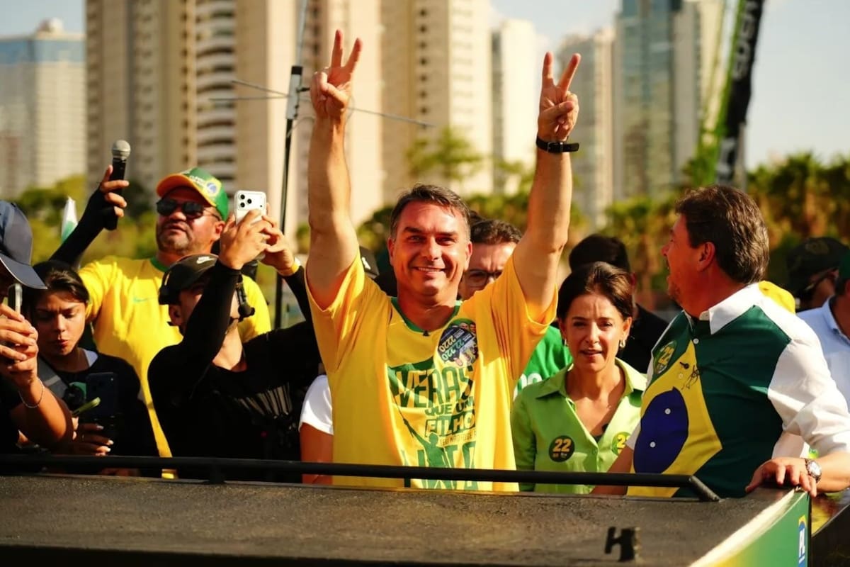 (Foto de ARCHIVO)
Flávio Bolsonaro, en campaña presidencial
REMITIDA / HANDOUT por FLÁVIO BOLSONARO
Fotografía remitida a medios de comunicación exclusivamente para ilustrar la noticia a la que hace referencia la imagen, y citando la procedencia de la imagen en la firma
03/10/2026
