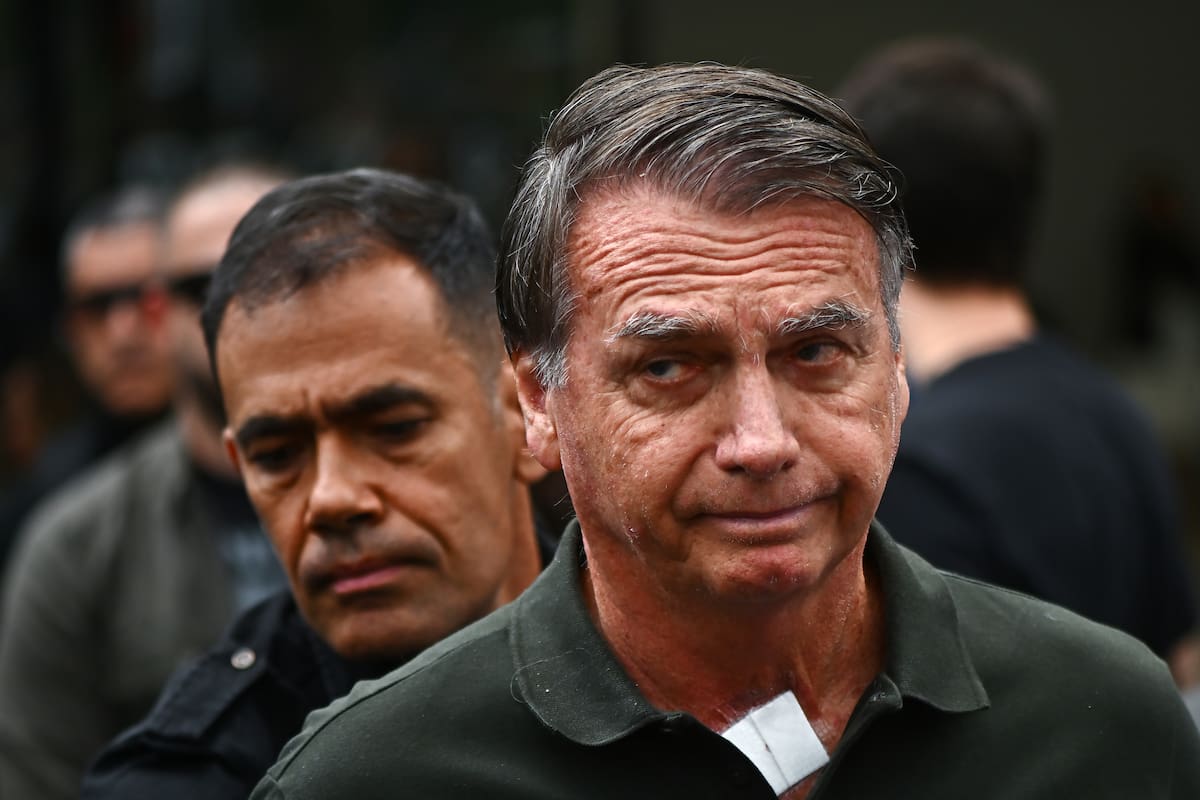 Fotografía de archivo del 14 de septiembre de 2025 que muestra al expresidente de Brasil, Jair Bolsonaro, a su salida del hospital DF Star, en Brasilia. // .EFE/ Andre Borges