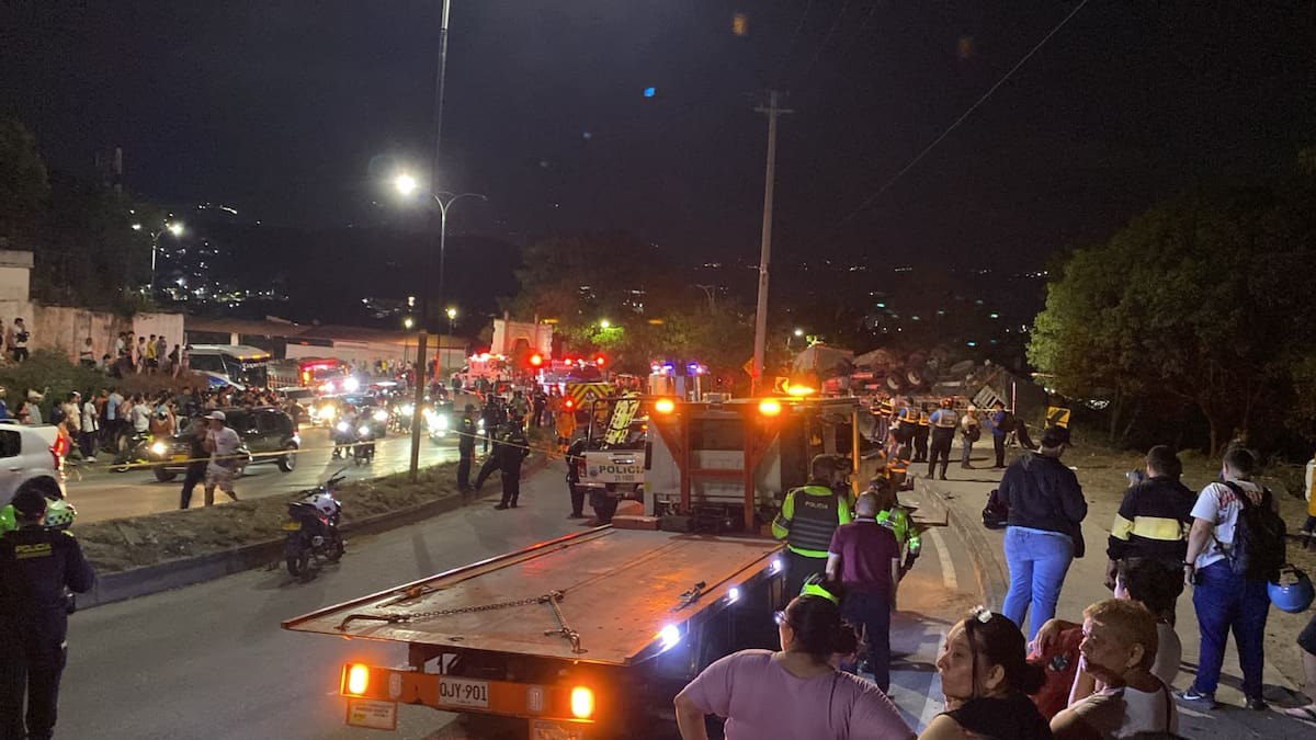 Bomberos, ambulancias y agentes de Tránsito atendieron la emergencia registrada en la entrada de Girón.