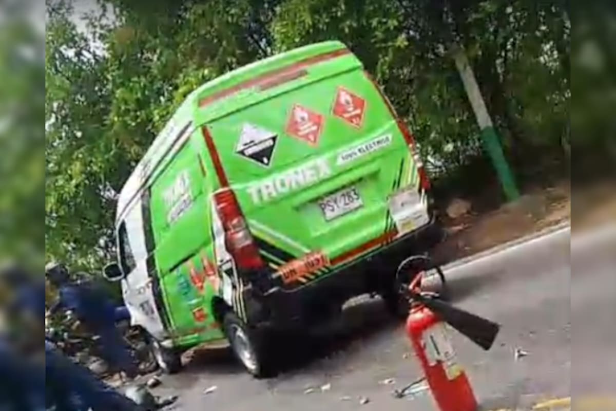 Bomberos de Bucaramanga atendieron al lesionado y lo trasladaron a un centro médico en estado delicado.