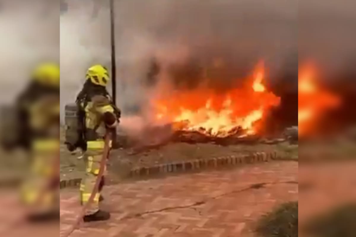 Bomberos de Bucaramanga atendió la emergencia y logró controlar las llamas en el parque de Las 3B.