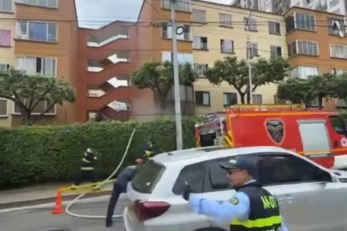 Bomberos de Floridablanca controlaron el incendio en un apartamento del sector El Bosque.