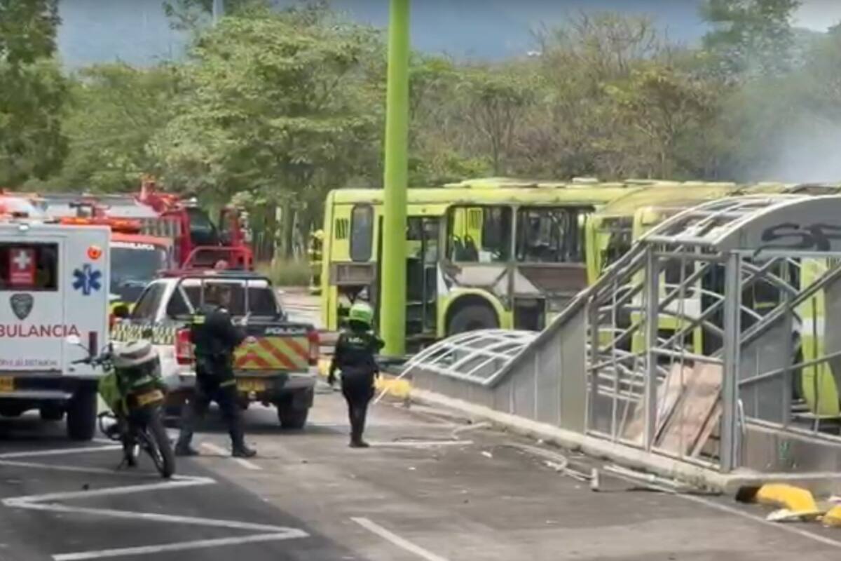 Bomberos de Floridablanca controlaron rápidamente las llamas para evitar que se propagaran.
Fotografía: El Avispero Bucaramanga/VANGUARDIA.