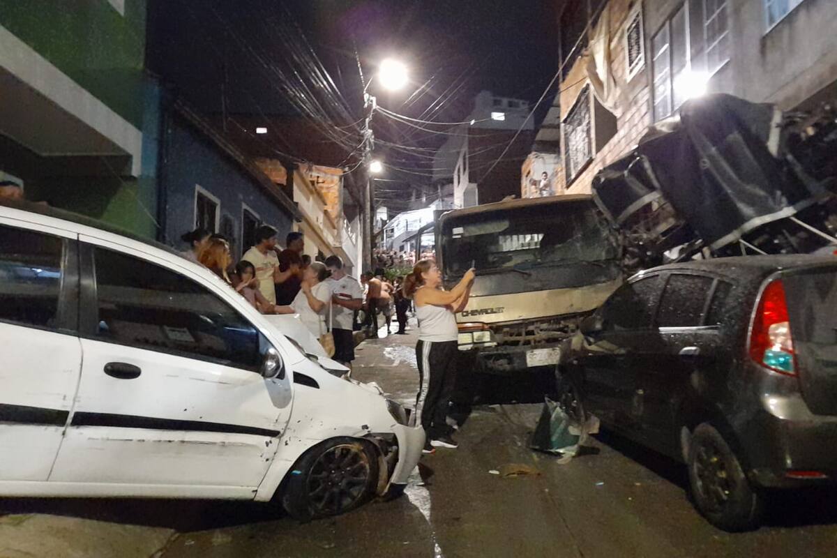 Bomberos y equipos de rescate atendieron la emergencia.