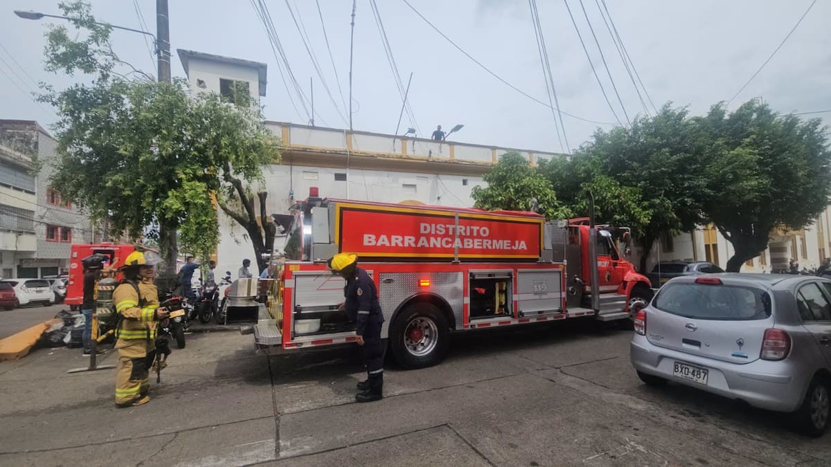 Bomberos y personal del Inpec controlaron rápidamente las llamas.