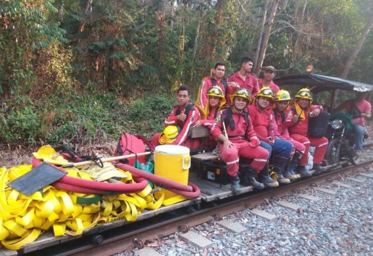 Para llegar al sitio de la emergencia los bomberos se movilizaron por rieles y en canoa. Suministrada / VANGUARDIA LIBERAL
