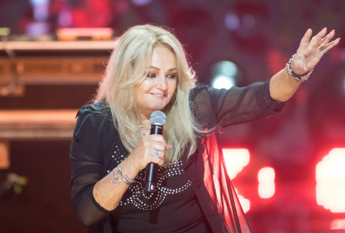 Bonnie Tyler lucha por su salud en un hospital de Faro. Su equipo pide frenar las noticias falsas y esperar información oficial.