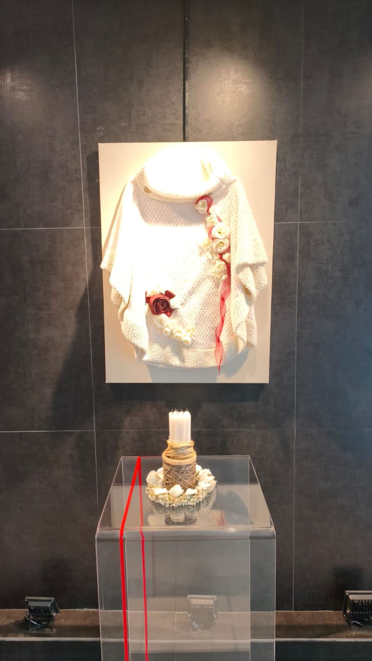 Una ruana, una flor o una puntada pueden decir mucho más de lo que parece. Así lo demuestra una exposición colectiva que invita a descubrir las voces y experiencias de mujeres con capacidades diversas.