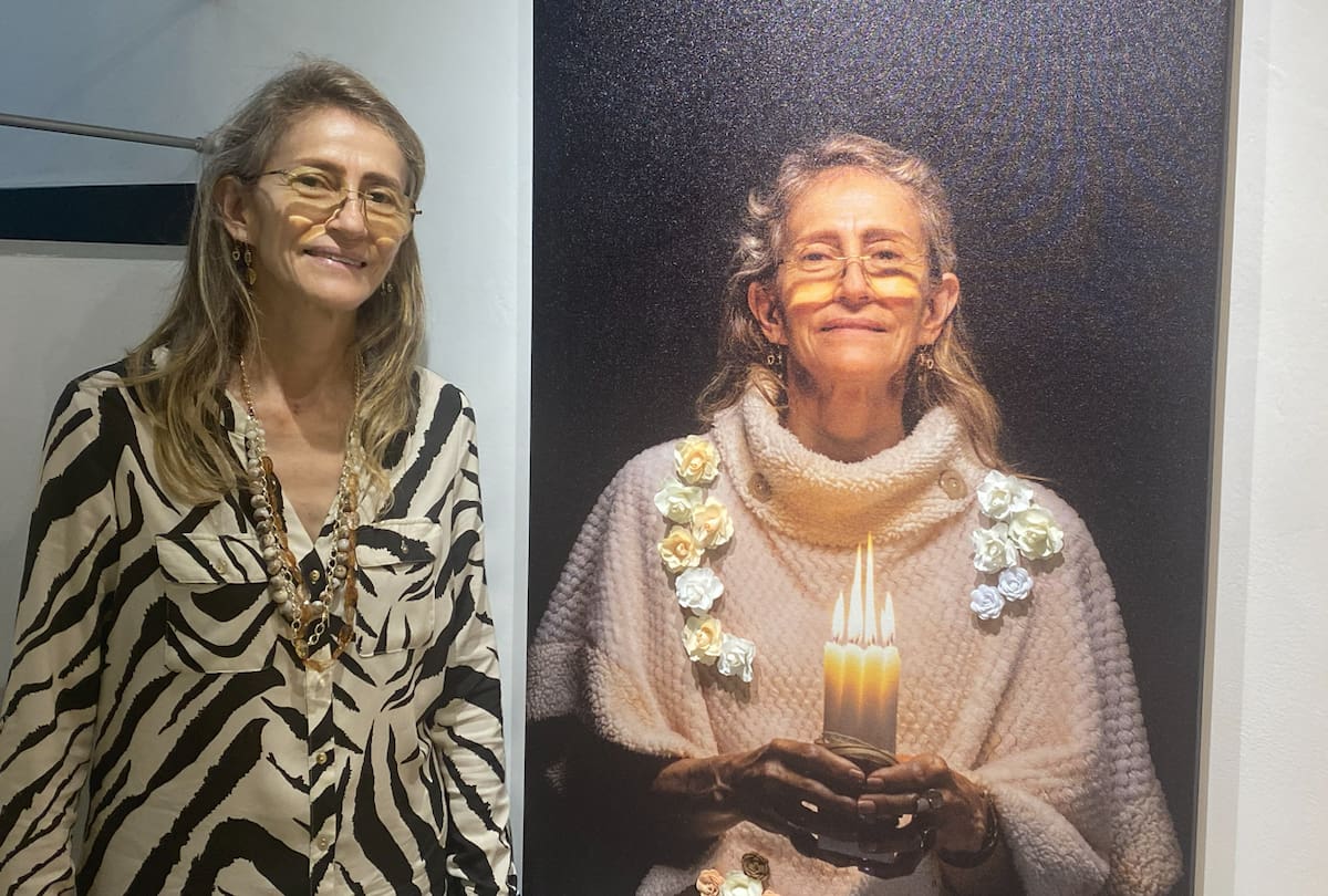 A través de talleres de fotografía, tejido y artes plásticas, el Colectivo Creativo BGA ha construido un espacio de encuentro que hoy se convierte en una exposición sobre identidad, memoria y cuidado. En la foto: María Nancy Rincón.