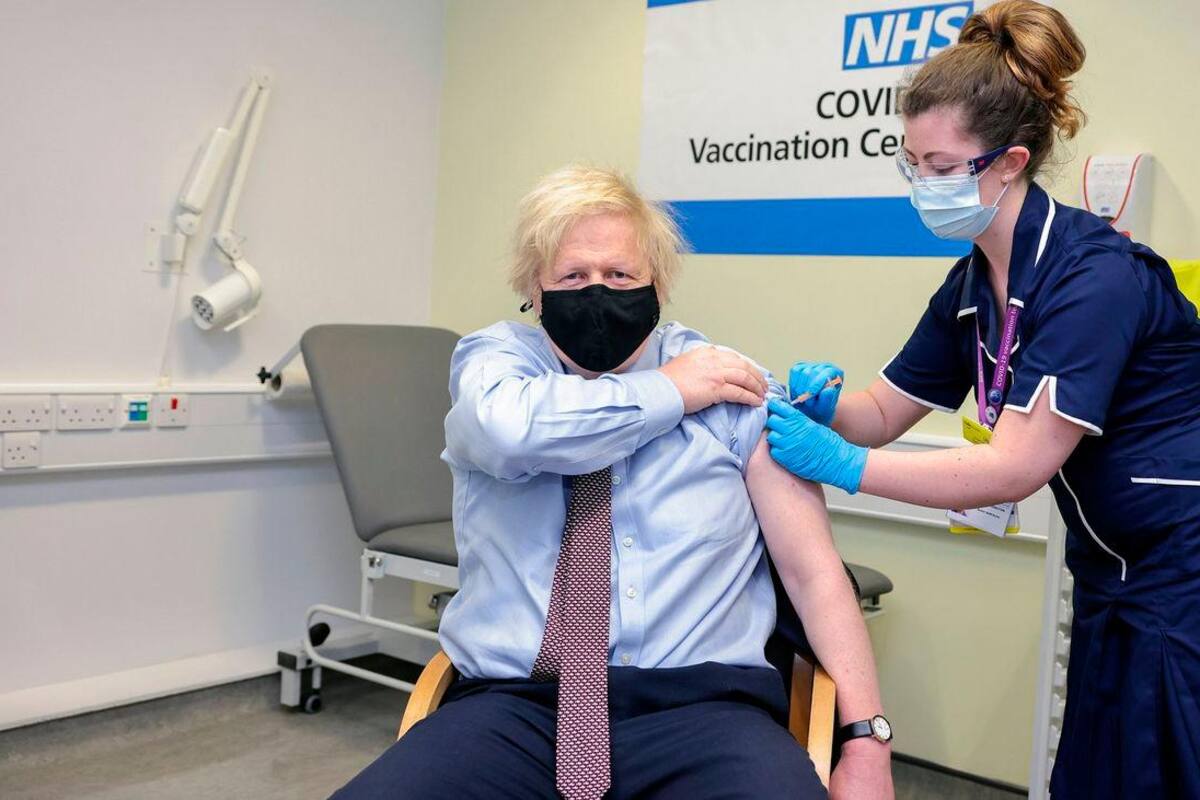 El primer ministro británico, Boris Johnson, recibió ayer la primera dosis de la vacuna anticovid de AstraZeneca. (Foto: EFE / VANGUARDIA)
