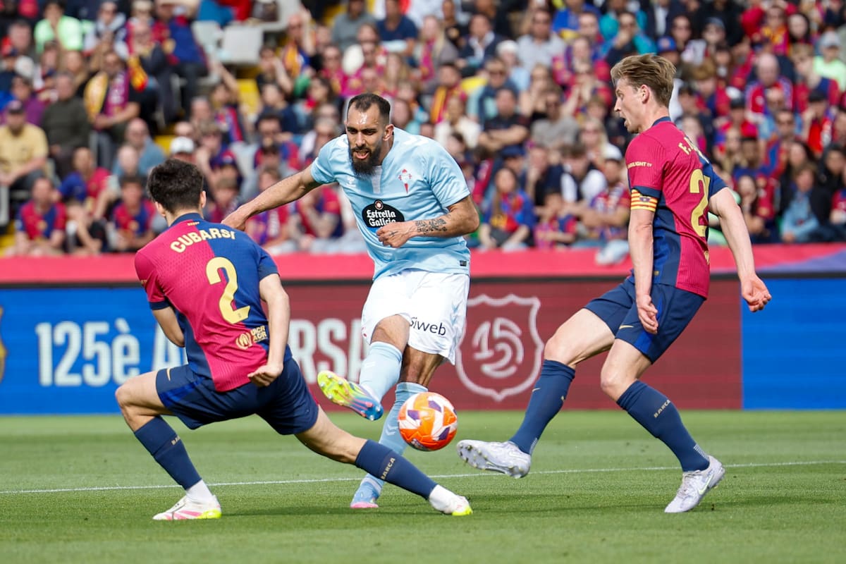 El delantero del Celta de Vigo Borja Iglesias ante los jugadores del FC Barcelona durante el partido de la jornada 32 de LaLiga EA Sports que FC Barcelona y Celta de Vigo. //EFE